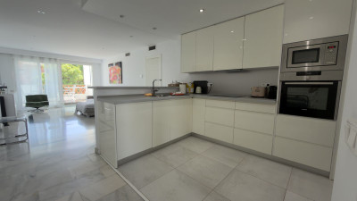 2 Bedroom Middle Floor Apartment in Puerto Banús - Image 1