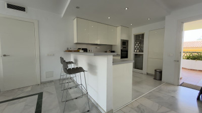 2 Bedroom Middle Floor Apartment in Puerto Banús - Image 2