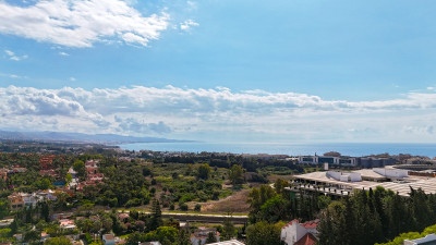 4 Bedroom Middle Floor Apartment in Nueva Andalucía - Image 3