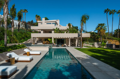 6 Bedroom Detached Villa in Nueva Andalucía - Image 1