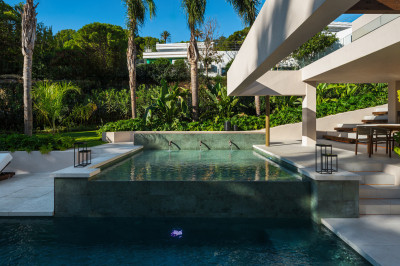 6 Bedroom Detached Villa in Nueva Andalucía - Image 5