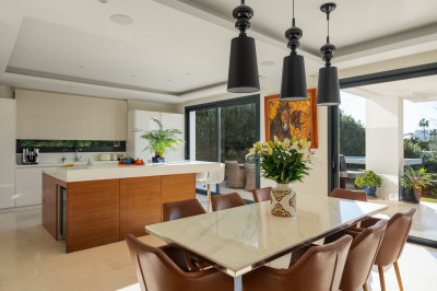 6 Bedroom Detached Villa in Nueva Andalucía - Image 5