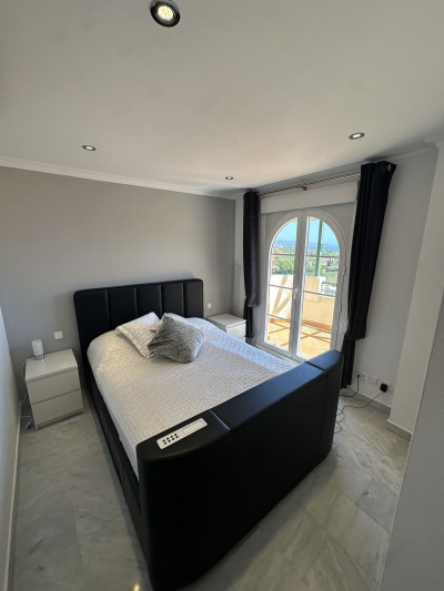 2 Bedroom Middle Floor Apartment in Nueva Andalucía - Image 3