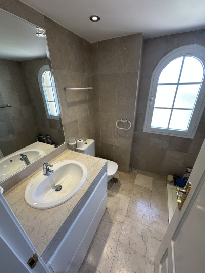 2 Bedroom Middle Floor Apartment in Nueva Andalucía - Image 4
