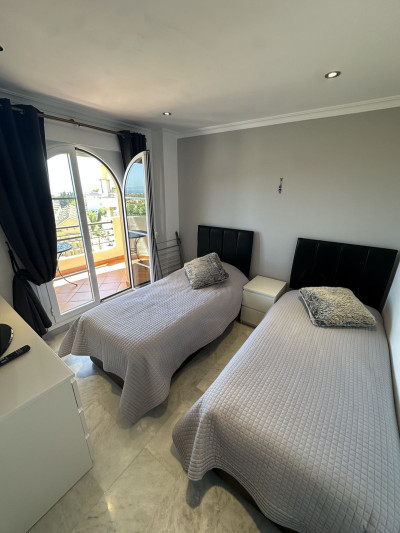 2 Bedroom Middle Floor Apartment in Nueva Andalucía - Image 5