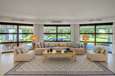 5 Bedroom Detached Villa in Nueva Andalucía - Image 2