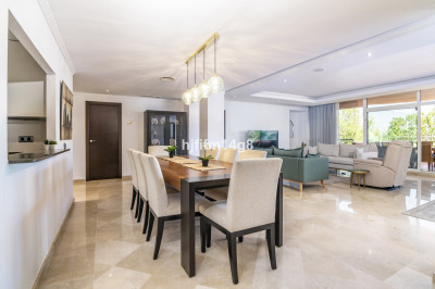 4 Bedroom Middle Floor Apartment in Nueva Andalucía - Image 3