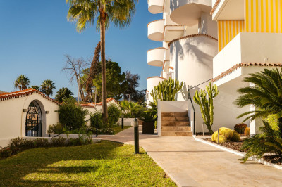 2 Bedroom Middle Floor Apartment in Nueva Andalucía - Image 1