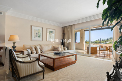3 Bedroom Middle Floor Apartment in Nueva Andalucía - Image 5