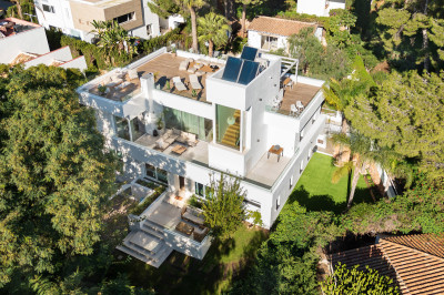 5 Bedroom Detached Villa in Nueva Andalucía - Image 1