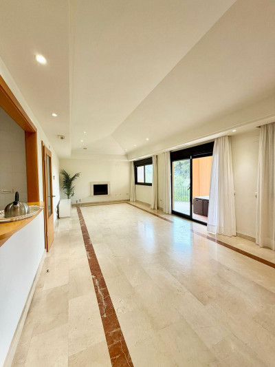 4 Bedroom Top Floor Apartment in Puerto Banús - Image 1