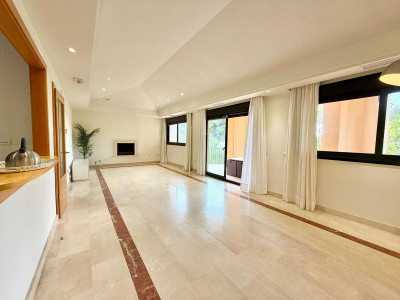 4 Bedroom Top Floor Apartment in Puerto Banús - Image 2
