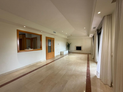 4 Bedroom Top Floor Apartment in Puerto Banús - Image 3