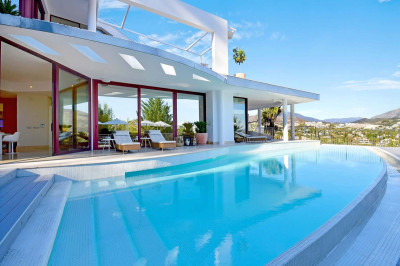 7 Bedroom Detached Villa in Nueva Andalucía - Image 1