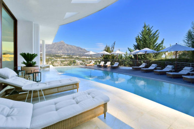 7 Bedroom Detached Villa in Nueva Andalucía - Image 3