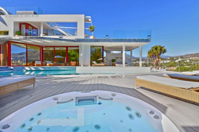 7 Bedroom Detached Villa in Nueva Andalucía - Image 4
