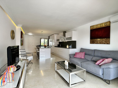 2 Bedroom Middle Floor Apartment in Nueva Andalucía - Image 1