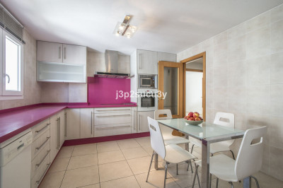 4 Bedroom Middle Floor Apartment in Nueva Andalucía - Image 1