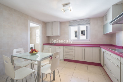 4 Bedroom Middle Floor Apartment in Nueva Andalucía - Image 2