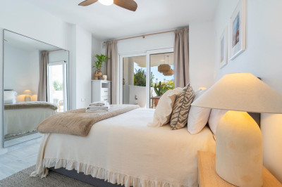 2 Bedroom Middle Floor Apartment in Nueva Andalucía - Image 5