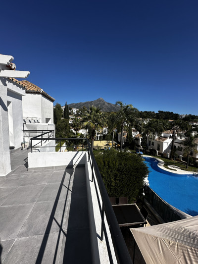 2 Bedroom Middle Floor Apartment in Nueva Andalucía - Image 1