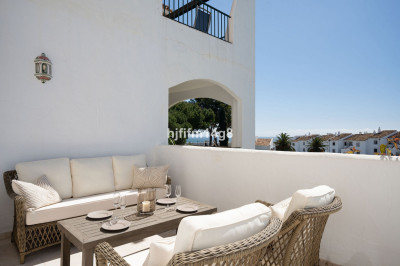 2 Bedroom Middle Floor Apartment in Nueva Andalucía - Image 2