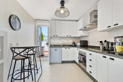 2 Bedroom Middle Floor Apartment in Nueva Andalucía - Image 4