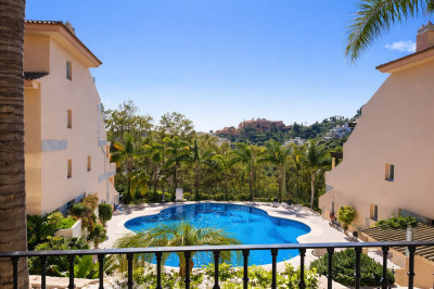 2 Bedroom Middle Floor Apartment in Nueva Andalucía - Image 1