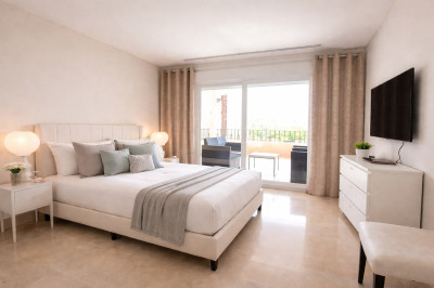 2 Bedroom Middle Floor Apartment in Nueva Andalucía - Image 4