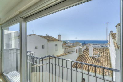 2 Bedroom Middle Floor Apartment in Puerto Banús - Image 1