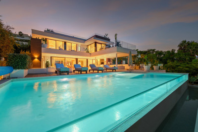 5 Bedroom Detached Villa in Nueva Andalucía - Image 1