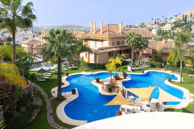 2 Bedroom Middle Floor Apartment in Nueva Andalucía - Image 1