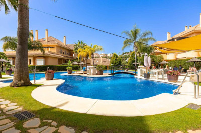2 Bedroom Middle Floor Apartment in Nueva Andalucía - Image 2