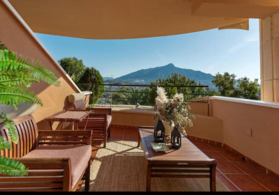 2 Bedroom Middle Floor Apartment in Nueva Andalucía - Image 1
