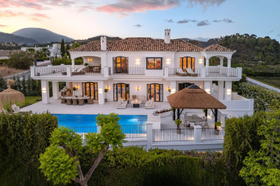 5 Bedroom Detached Villa in Nueva Andalucía - Image 3