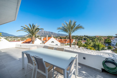 3 Bedroom Middle Floor Apartment in Nueva Andalucía - Image 1