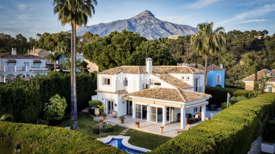 5 Bedroom Detached Villa in Nueva Andalucía - Image 3