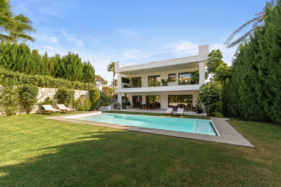 5 Bedroom Detached Villa in Nueva Andalucía - Image 2