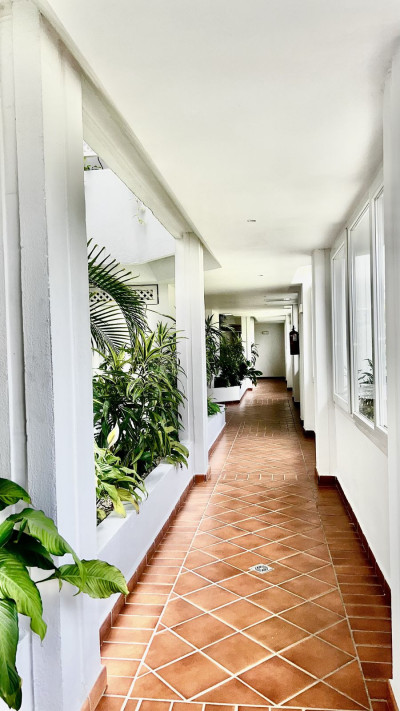 2 Bedroom Middle Floor Apartment in Puerto Banús - Image 5