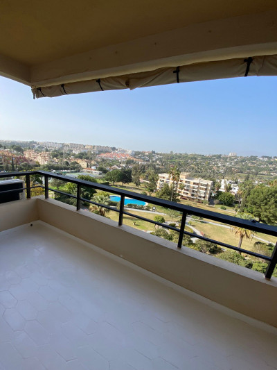 2 Bedroom Middle Floor Apartment in Nueva Andalucía - Image 2