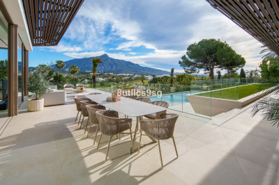5 Bedroom Detached Villa in Nueva Andalucía - Image 1