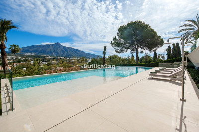 5 Bedroom Detached Villa in Nueva Andalucía - Image 2