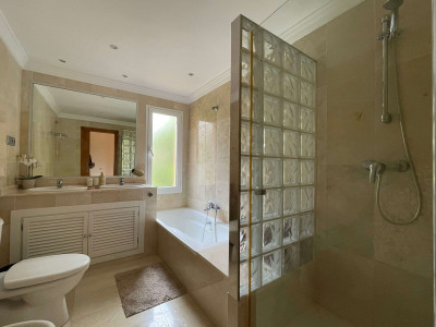 3 Bedroom Middle Floor Apartment in Nueva Andalucía - Image 5