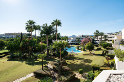 2 Bedroom Middle Floor Apartment in Nueva Andalucía - Image 3