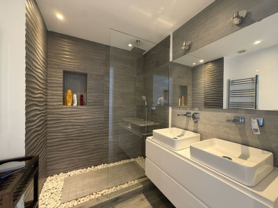2 Bedroom Middle Floor Apartment in Puerto Banús - Image 5