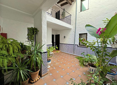 2 Bedroom Middle Floor Apartment in Puerto Banús - Image 2