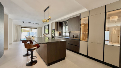 5 Bedroom Detached Villa in Nueva Andalucía - Image 3