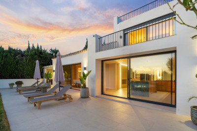 4 Bedroom Detached Villa in Nueva Andalucía - Image 2