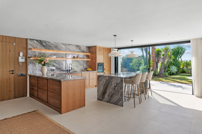 4 Bedroom Detached Villa in Nueva Andalucía - Image 3