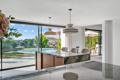 4 Bedroom Detached Villa in Nueva Andalucía - Image 4